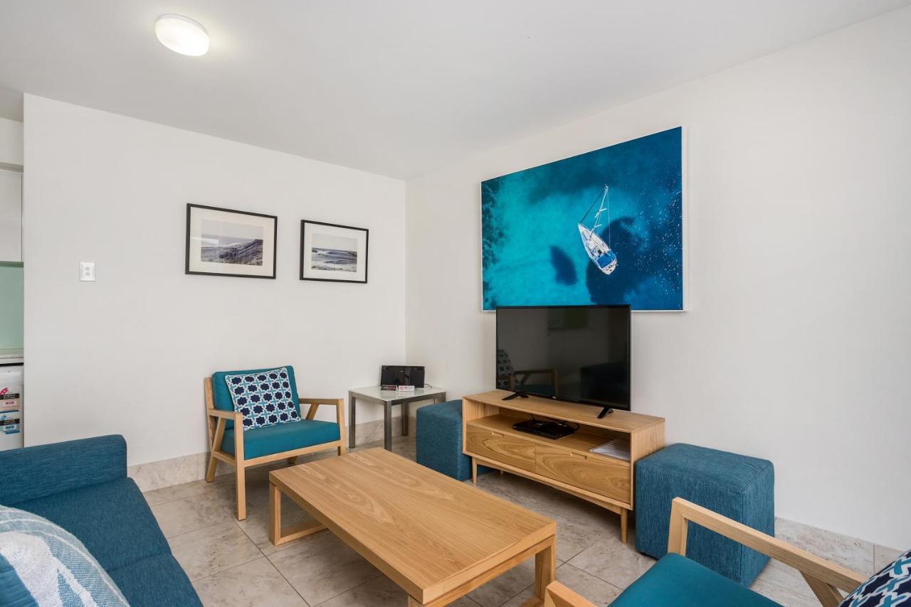Bayview Beachfront Apartments, In Town Right On The Beach 바이런베이 외부 사진