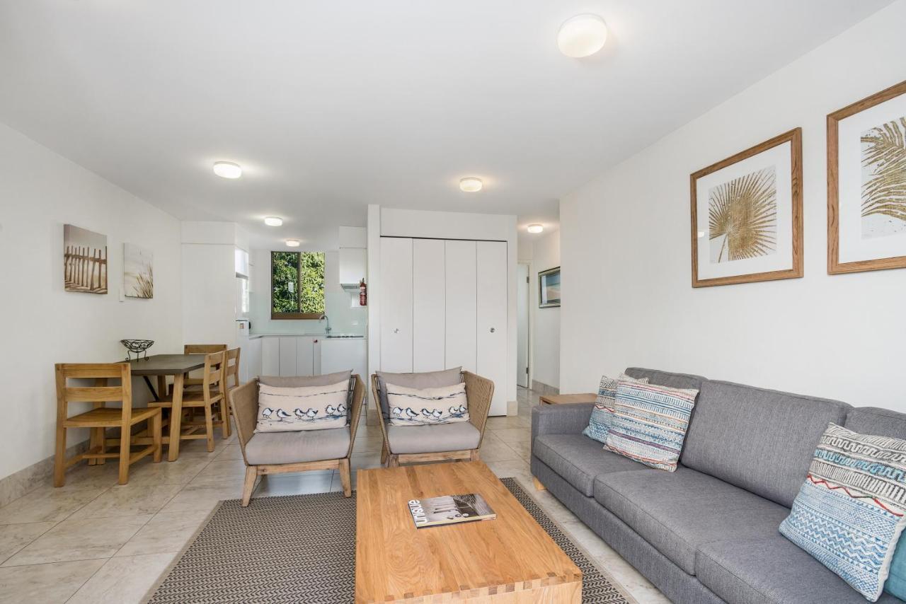 Bayview Beachfront Apartments, In Town Right On The Beach 바이런베이 외부 사진