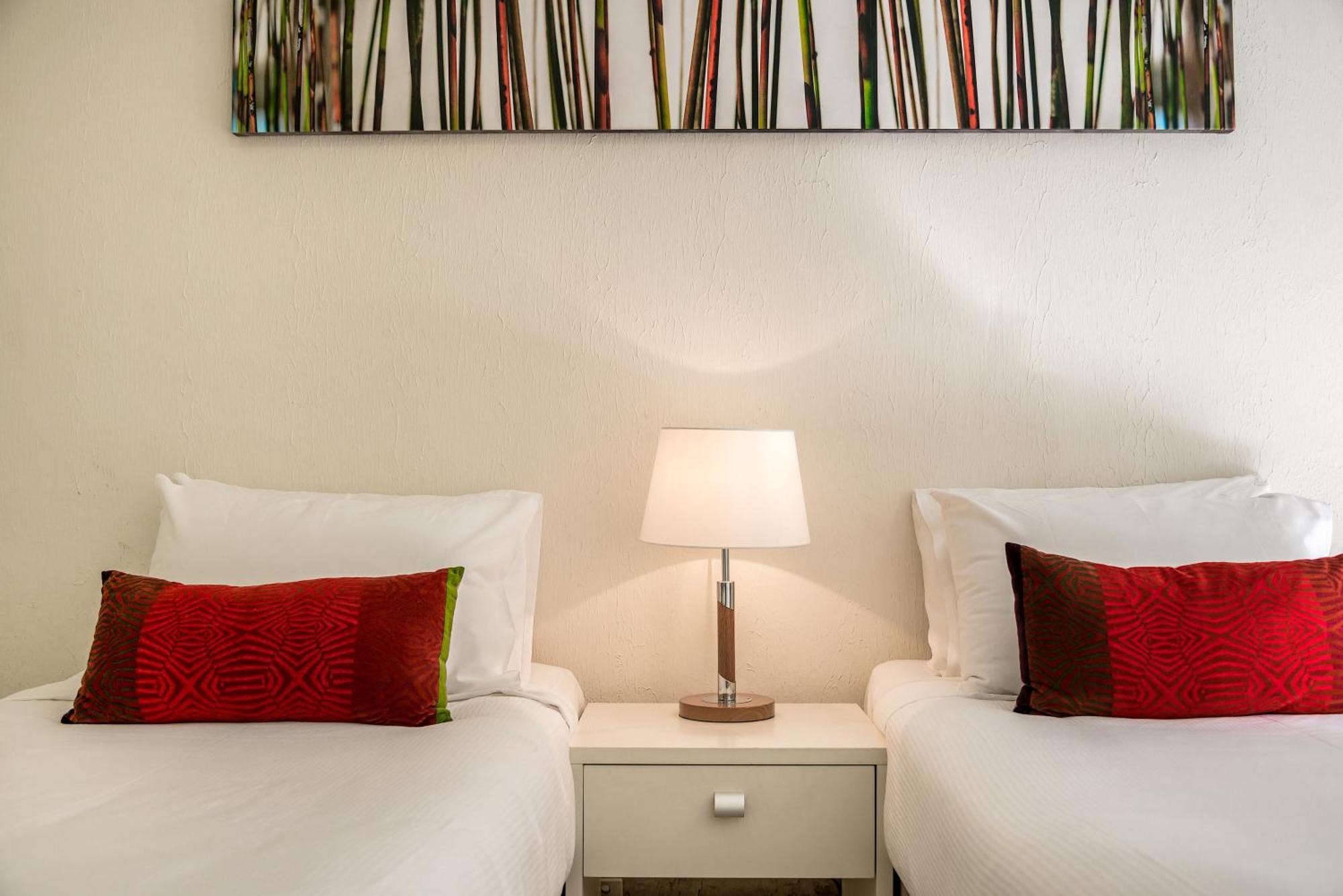 Bayview Beachfront Apartments, In Town Right On The Beach 바이런베이 외부 사진