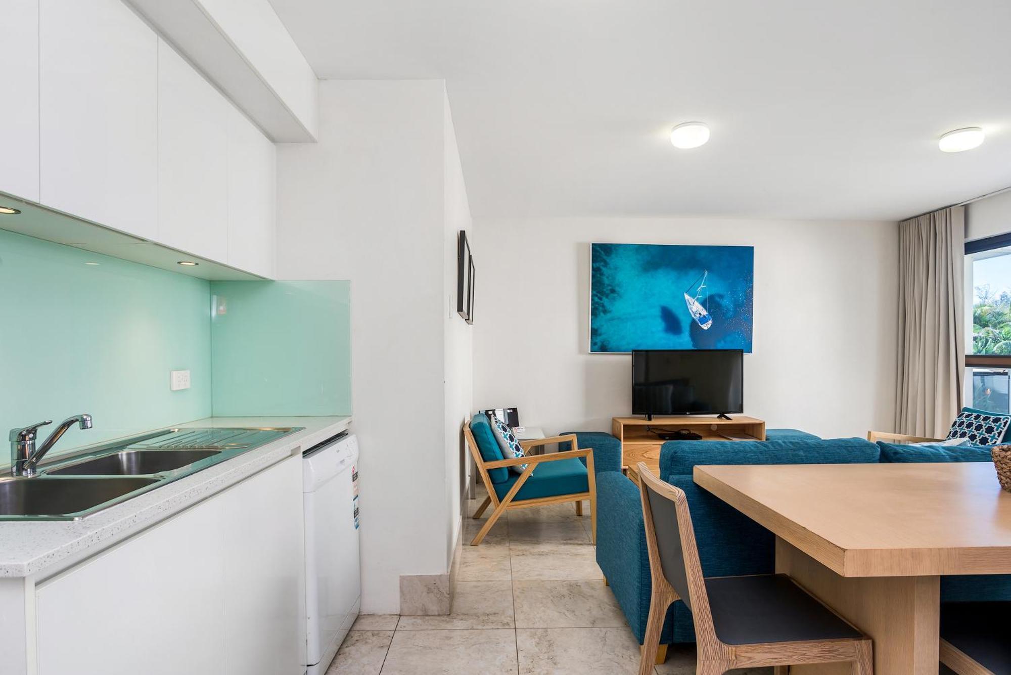 Bayview Beachfront Apartments, In Town Right On The Beach 바이런베이 외부 사진