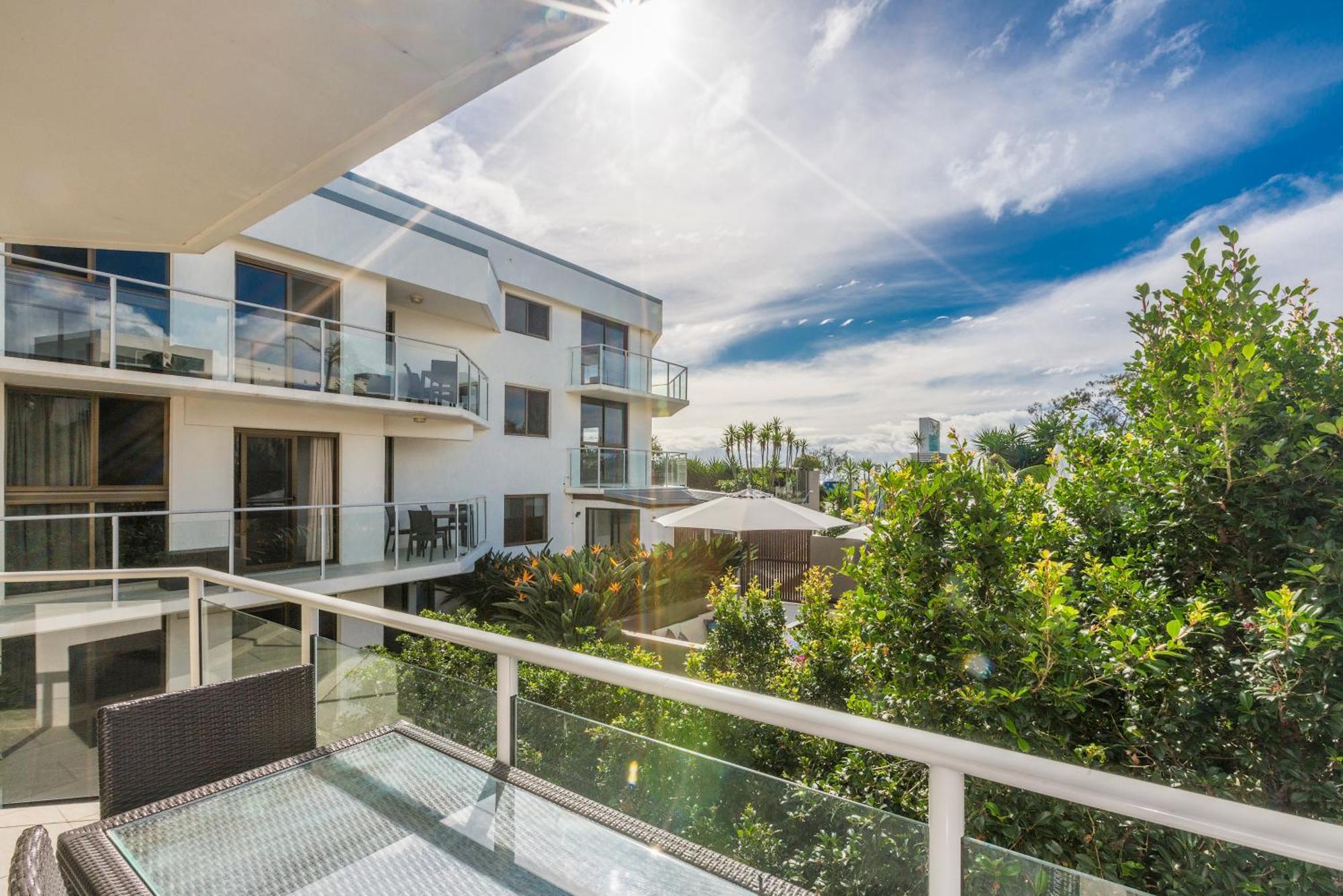 Bayview Beachfront Apartments, In Town Right On The Beach 바이런베이 외부 사진