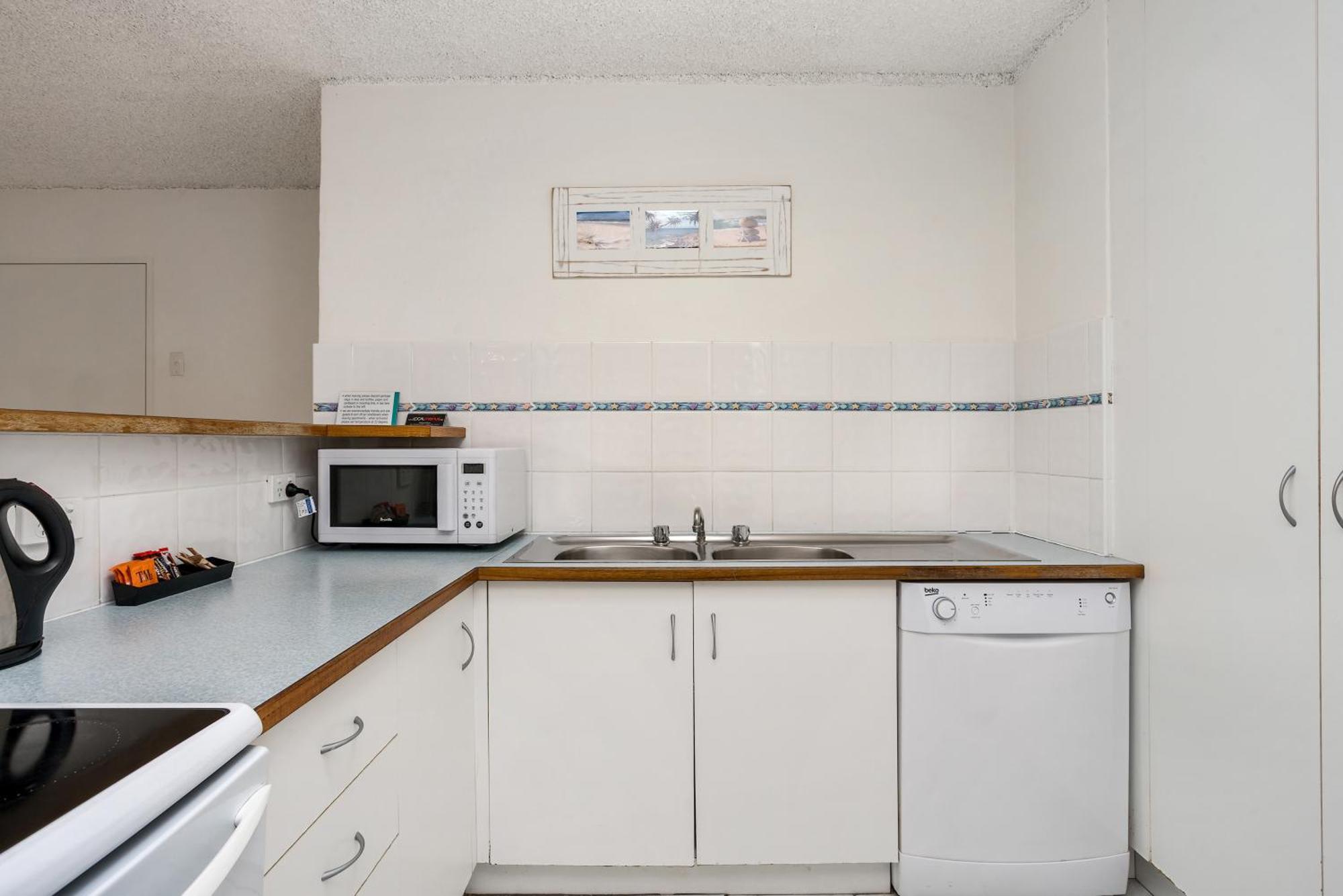 Bayview Beachfront Apartments, In Town Right On The Beach 바이런베이 외부 사진