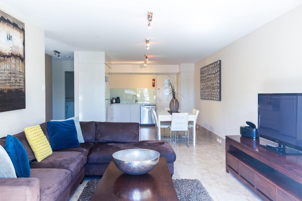 Bayview Beachfront Apartments, In Town Right On The Beach 바이런베이 외부 사진