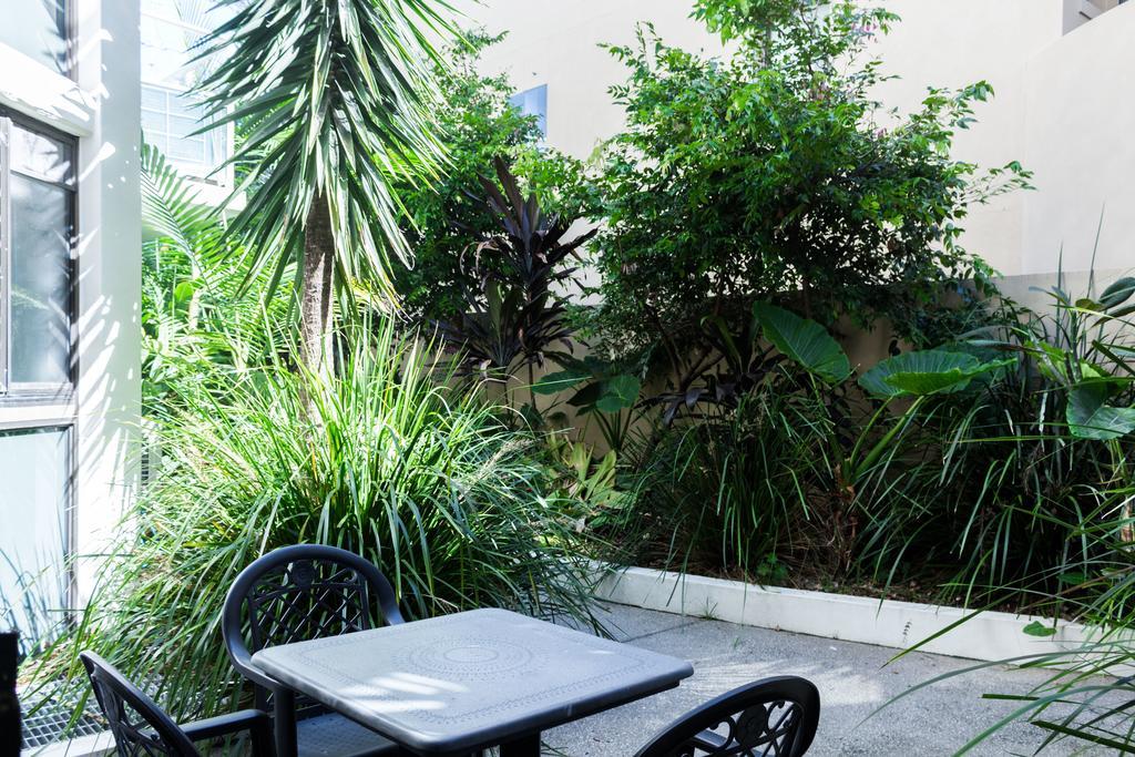 Bayview Beachfront Apartments, In Town Right On The Beach 바이런베이 외부 사진