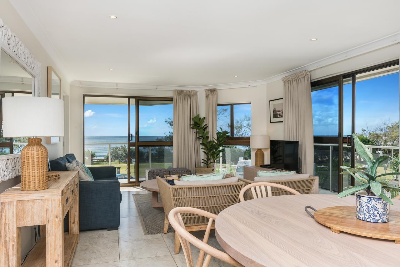 Bayview Beachfront Apartments, In Town Right On The Beach 바이런베이 외부 사진