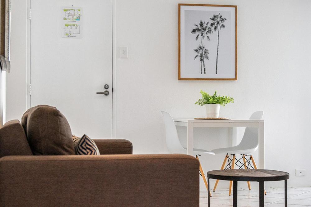 Bayview Beachfront Apartments, In Town Right On The Beach 바이런베이 외부 사진