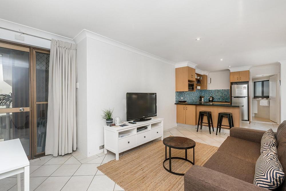 Bayview Beachfront Apartments, In Town Right On The Beach 바이런베이 외부 사진