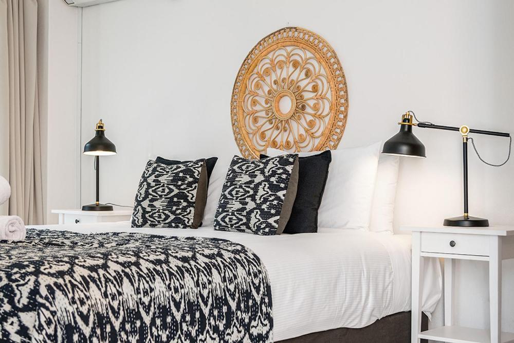 Bayview Beachfront Apartments, In Town Right On The Beach 바이런베이 외부 사진